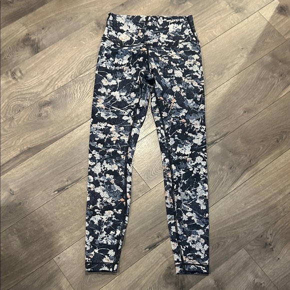 Lululemon Patterned Leggings perfect condition size 6 - Picture 1 of 3